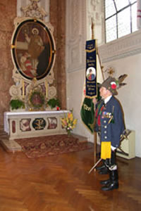 Fahne und Herz-Jesu-Bild